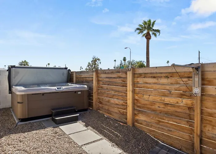 Desert Dreaming - Old Town Pool & Putt Holiday home *